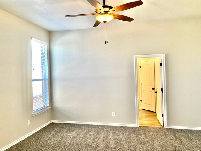 Building Photo - 9609 Hyden Ave