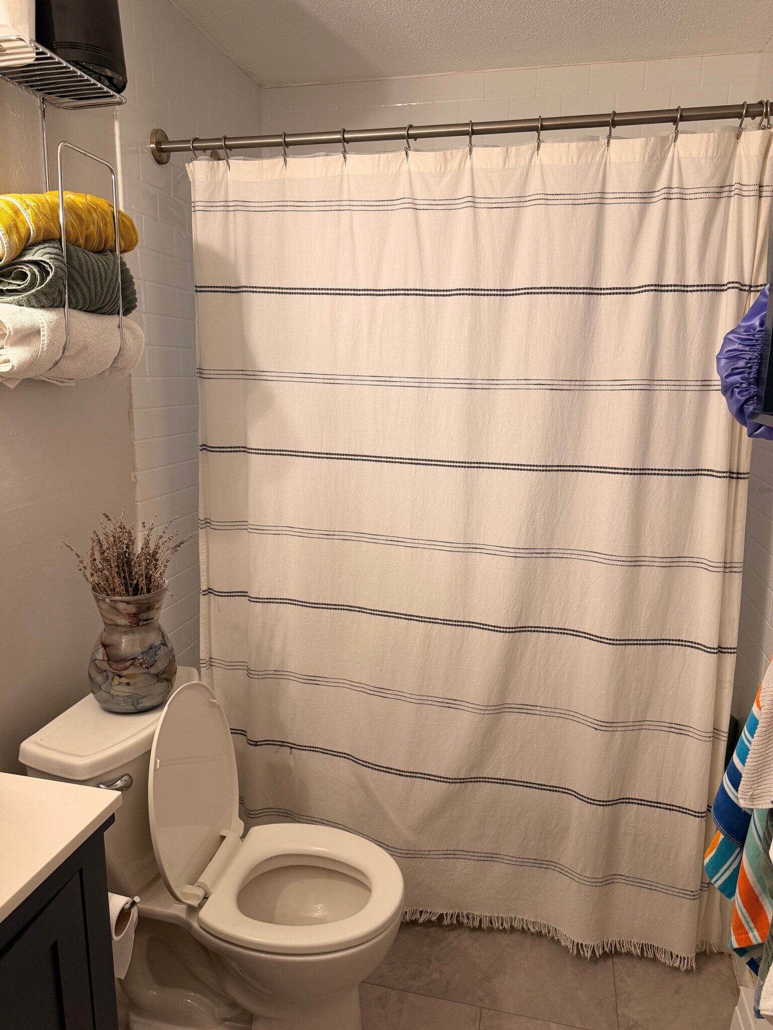 Full Bathroom - 211 E Main St