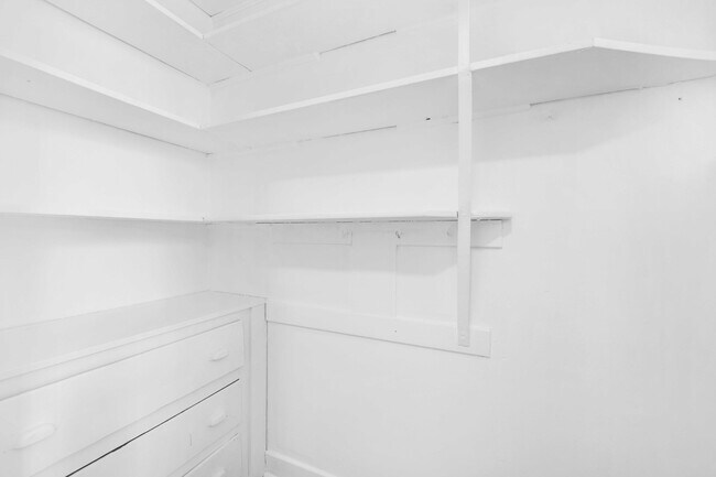 Building Photo - 4742 W Roscoe St