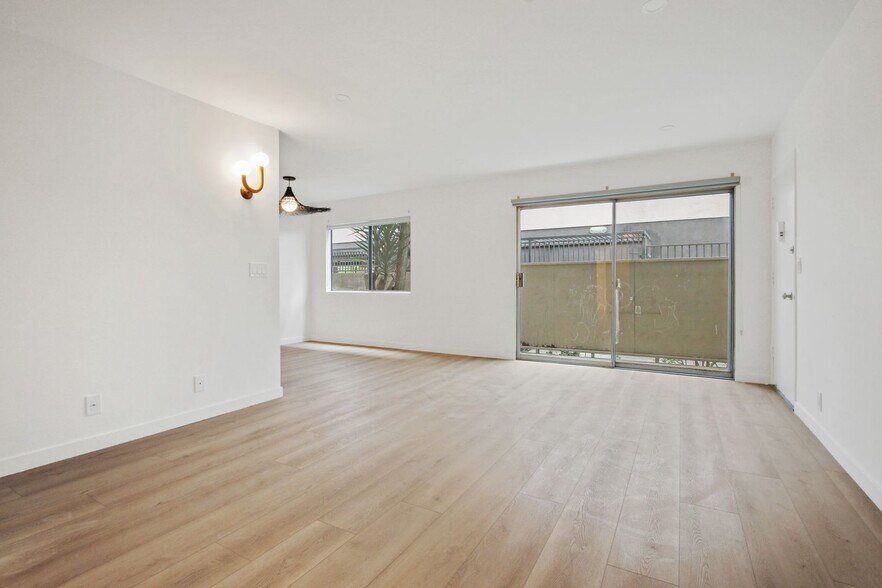 Building Photo - 3663 Mentone Ave