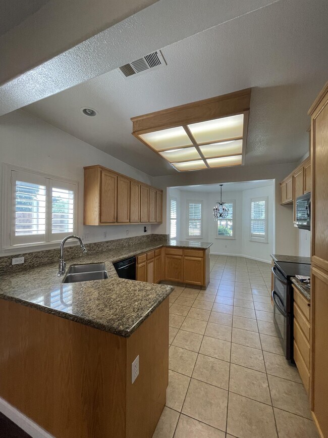 Building Photo - 2402 Deborah Dr