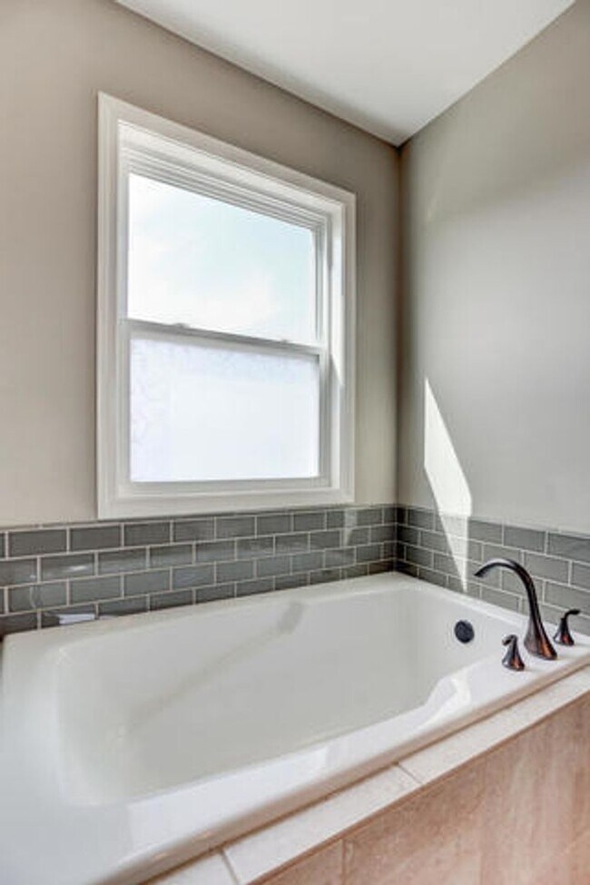 Building Photo - Beautiful 5 bed, 4 bath-Prairie Crossing, Mahomet - AVAILABLE NOW