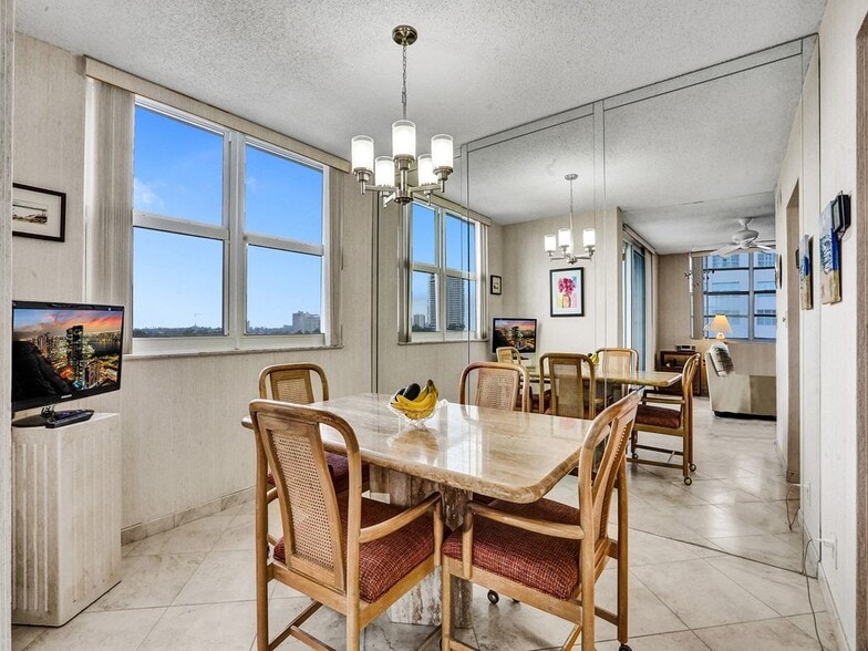 Building Photo - 3113 S Ocean Dr