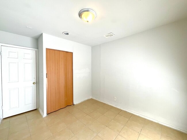 Building Photo - 7237 Glen Bay Dr