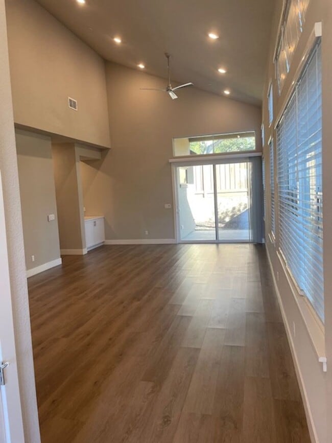 Building Photo - Serene View Road