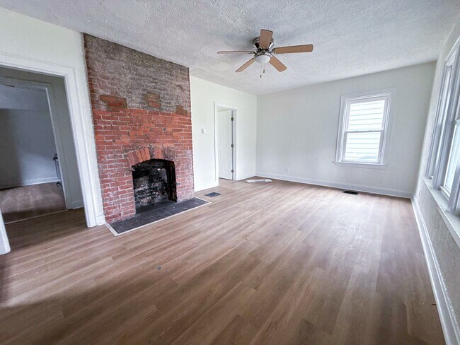 Building Photo - 2143 Leonard Ave