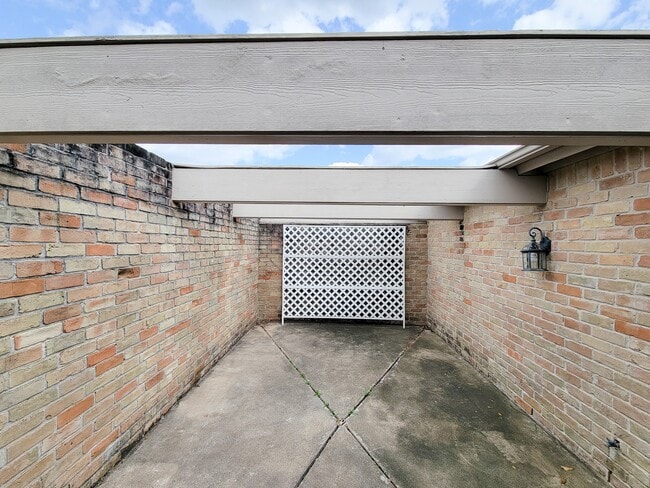 Building Photo - 2710 Quail Creek Dr