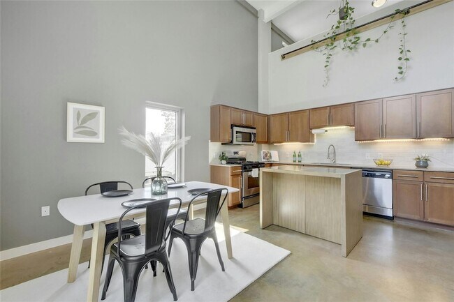 Building Photo - 1601 E Cesar Chavez St