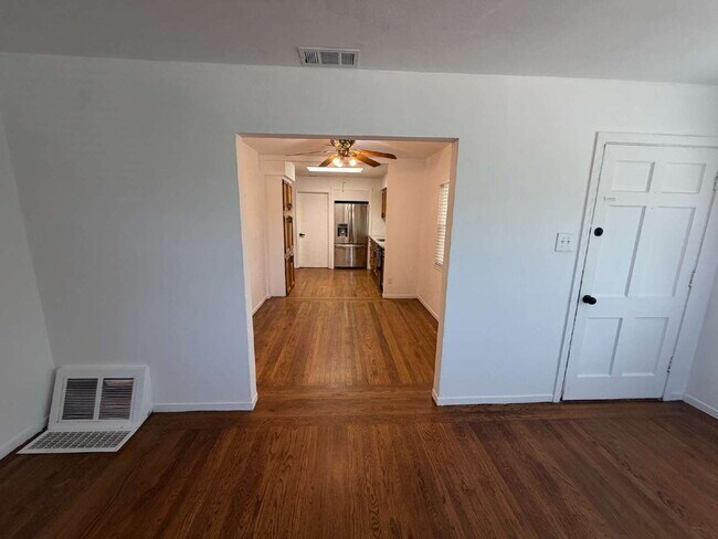 Building Photo - Charming 3-Bedroom Martinez Home with Cozy Fireplace & Spacious Living!
