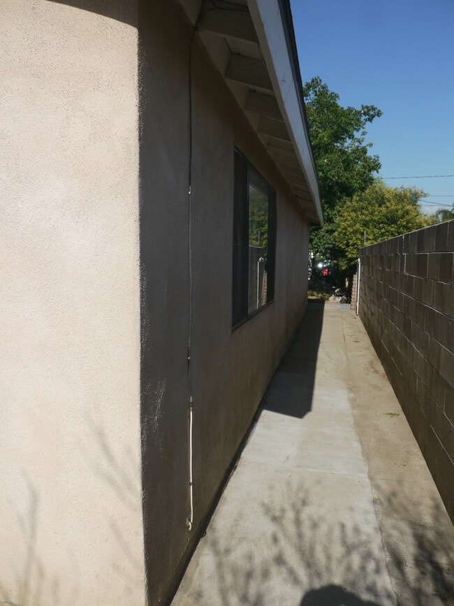 Building Photo - Fully Remodeled 4-Bedroom Home for Rent – Move-In Ready