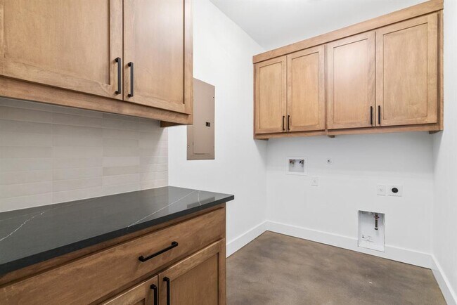 Building Photo - 603 E 47th St