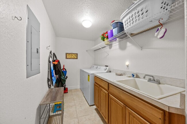 Building Photo - 817 Mystic Dr