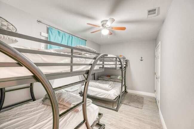 Building Photo - 724 S Chaparral