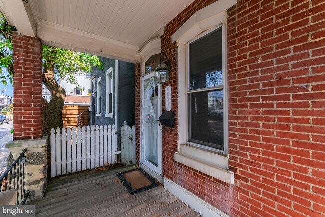 Building Photo - 4651 Sheldon St