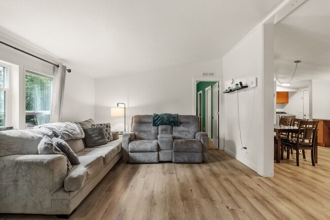 Building Photo - Updated and Spacious 3 bedroom in Timberlakes