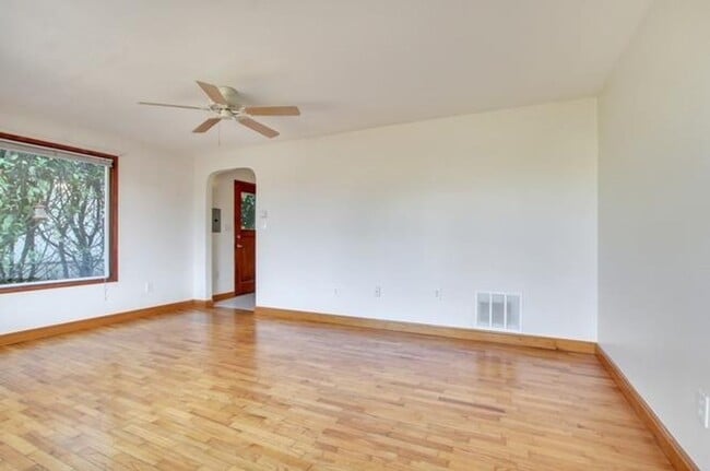 Building Photo - APPLICATION PENDING - Adorable 1 bedroom/1...