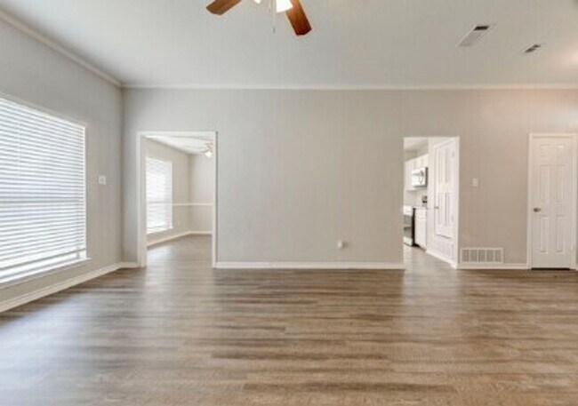 Building Photo - AVAILABLE NOW  (SECTION 8 ACCEPTED)