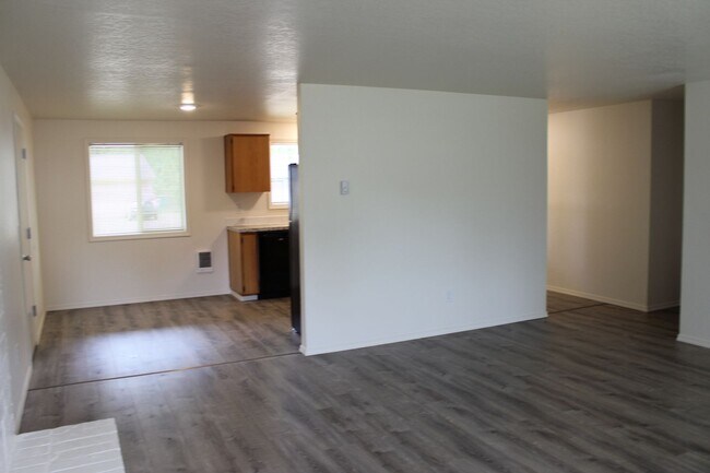 Building Photo - 3 bed single level home in SE Hillsboro