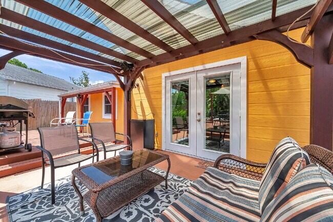 Building Photo - Fully Furnished Pool Home | Flexible Lease...