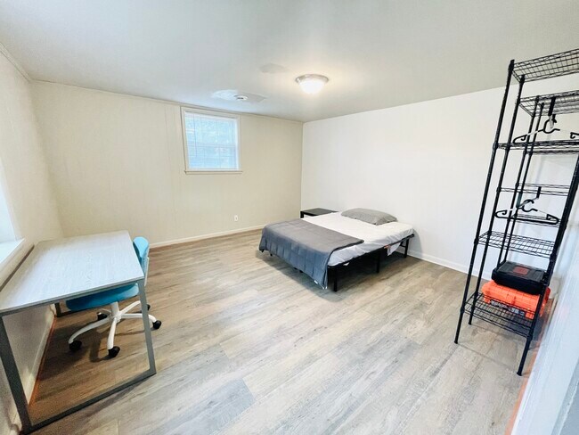 Building Photo - 4006 S Crestview Dr NW