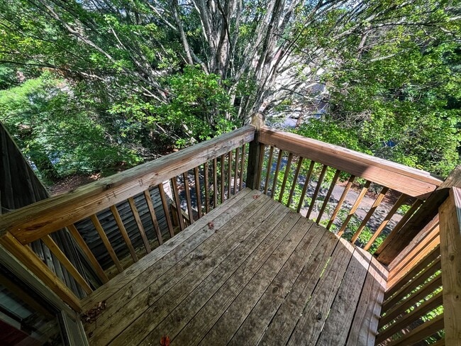 Building Photo - Beautiful 3-story 2 bedroom, 2 1/2 bathroom townhome in Winston Salem