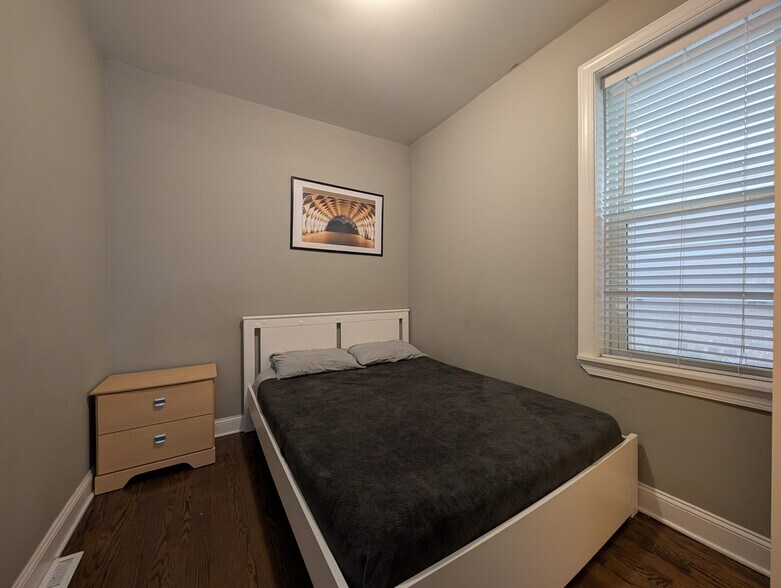 Building Photo - 1911 W Addison St