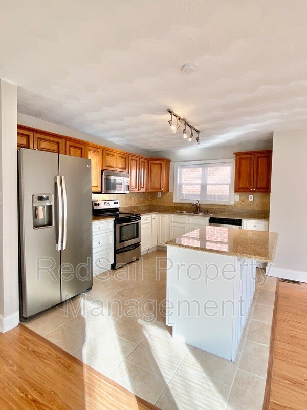 Building Photo - 2922 Hollister Ave