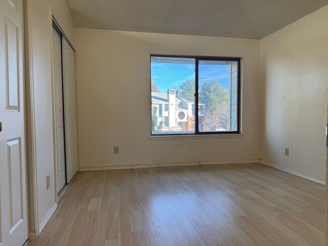 Building Photo - Adorable 2 Bedroom Condo w/Mountain Views!