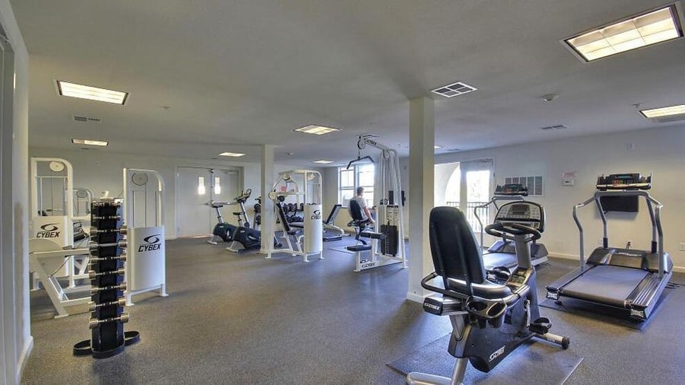 Building gym - 1883 Agnew Rd