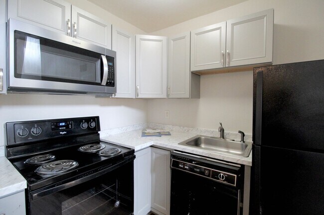 Building Photo - 1420 Bradley Dr