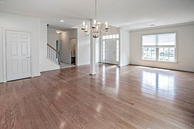 Building Photo - Beautiful 3 bedroom, 3 bath home in over 5...