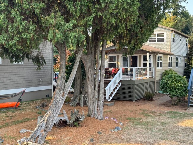 Building Photo - Beach House, Fully Furnished, Short Term J...