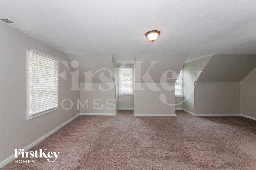 Building Photo - 180 Windsor Dr