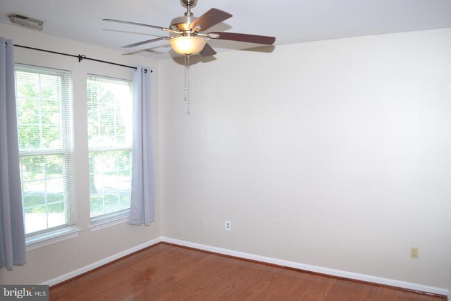 Building Photo - 8202 Blue Heron Dr