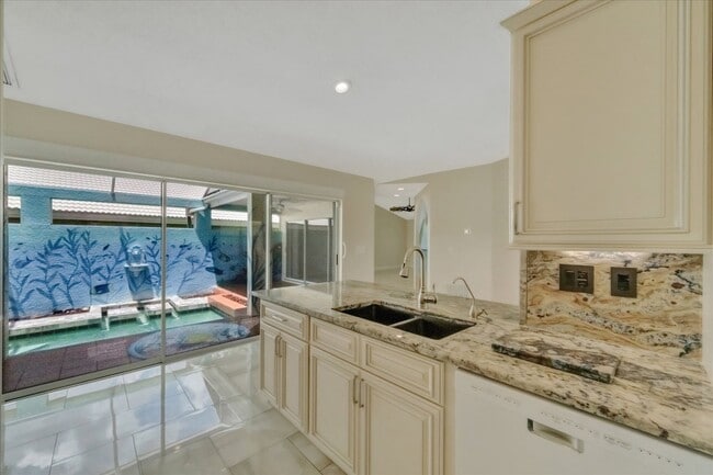 Building Photo - 3BR/2.5BA Private Pool Home | Chestnut Creek Community in Venice