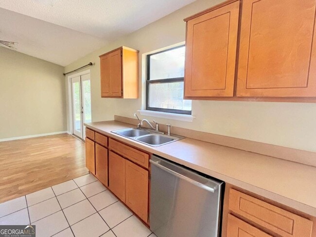 Building Photo - 317 Lake View Dr