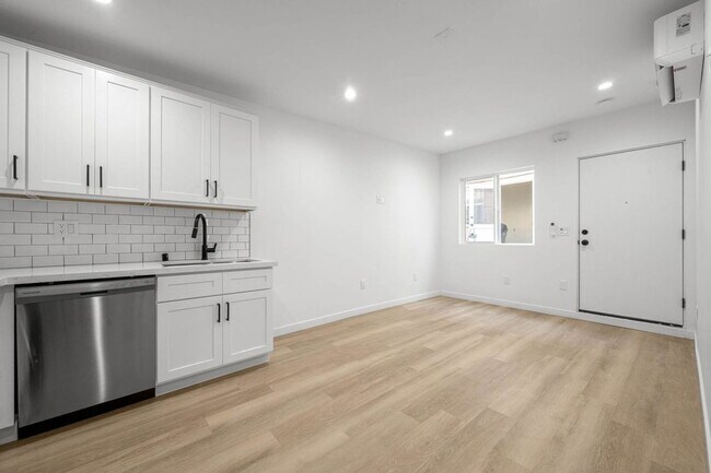 Building Photo - 3335 Stocker St W