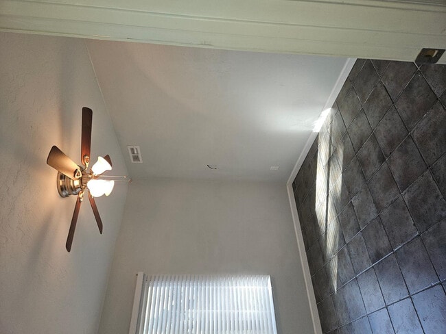 Building Photo - 555 N May