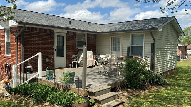 Building Photo - 204 Crest Dr