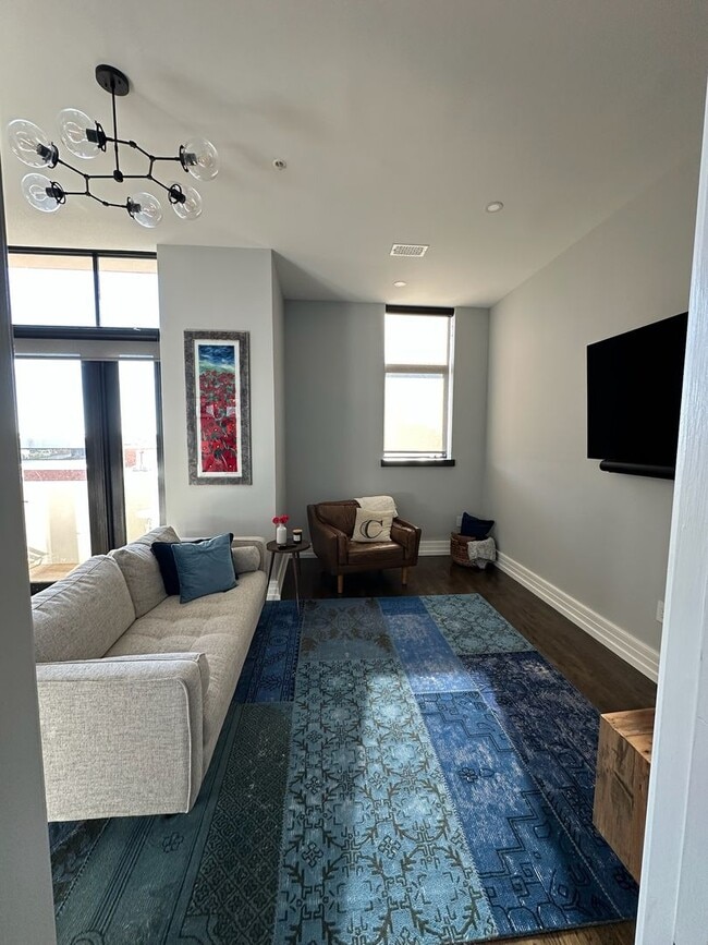 Building Photo - Beautiful 1 Bedroom 1.5 Bath Condo in down...