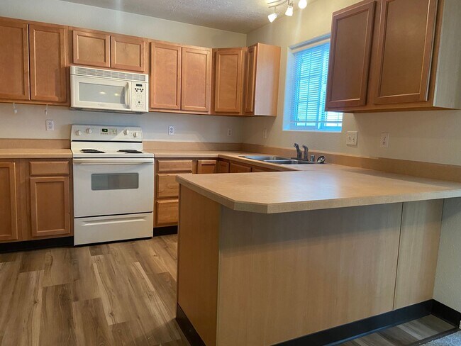 Building Photo - 2 bedroom, 2-1/2 bath condo - close to Mal...