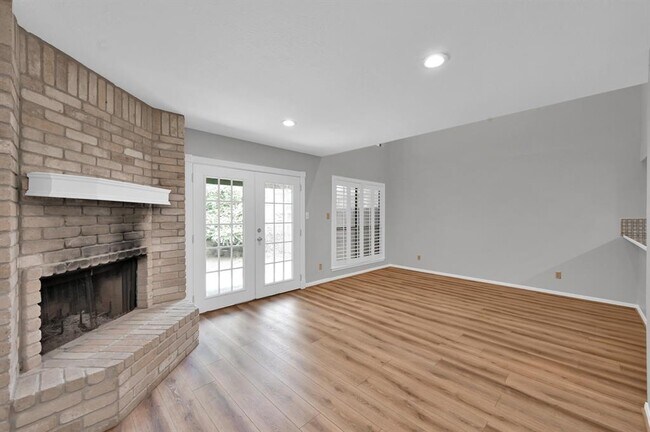 Building Photo - 3843 Knollcrest Dr