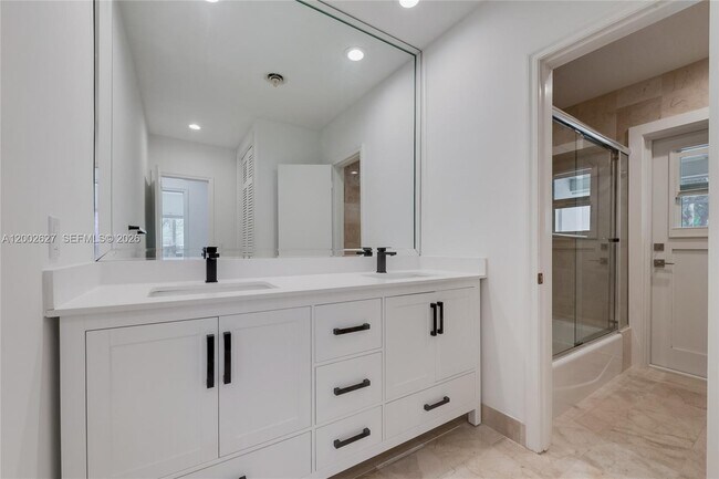 Building Photo - 11401 SW 67th Ave