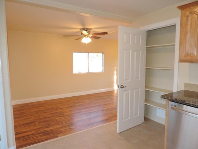Building Photo - Dog Friendly - 4 Bedroom with Granite Counter tops.