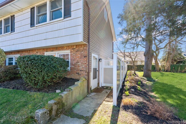 Building Photo - 445 S Wellwood Ave