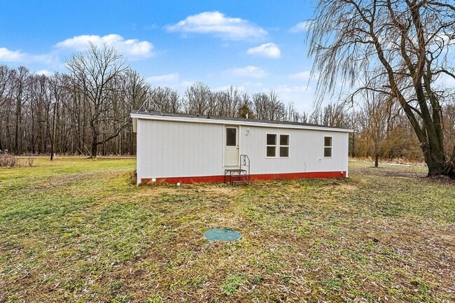 Building Photo - 4639 N Vickeryville Rd