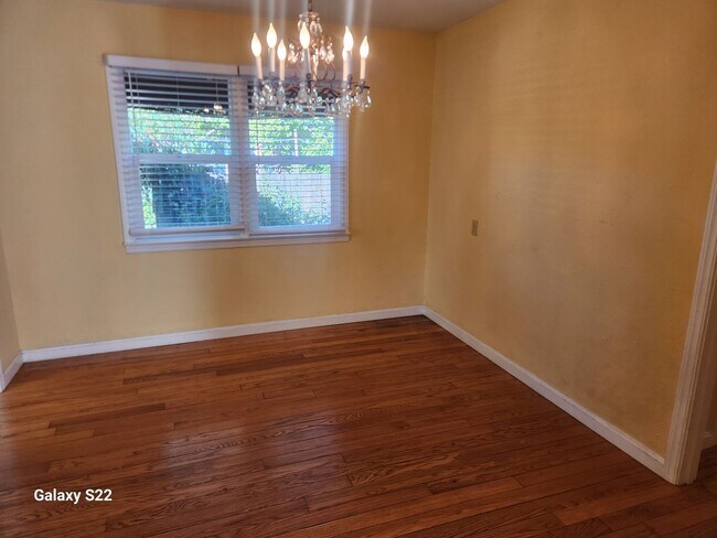 Building Photo - Beautiful 2 bedroom/1 bathroom home with a...