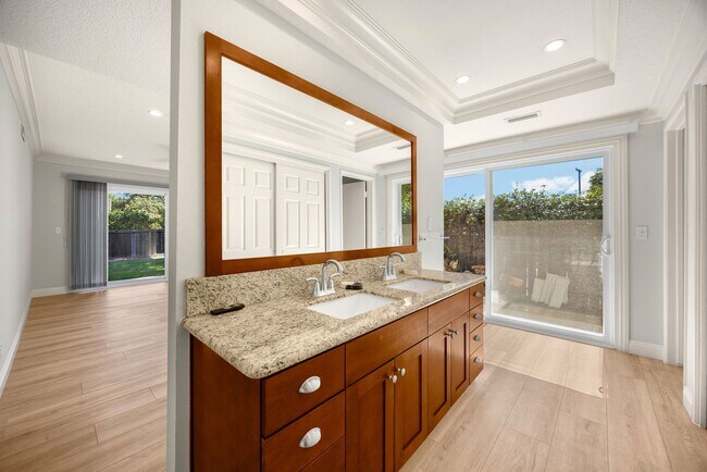Building Photo - Beautifully upgraded 4-bedroom, 3.5-bathro...