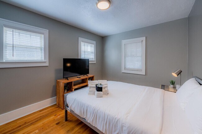 Building Photo - 722 Marquette Ave NW