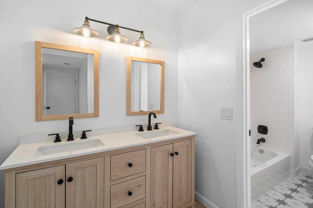 Building Photo - 341 Lakeview Dr